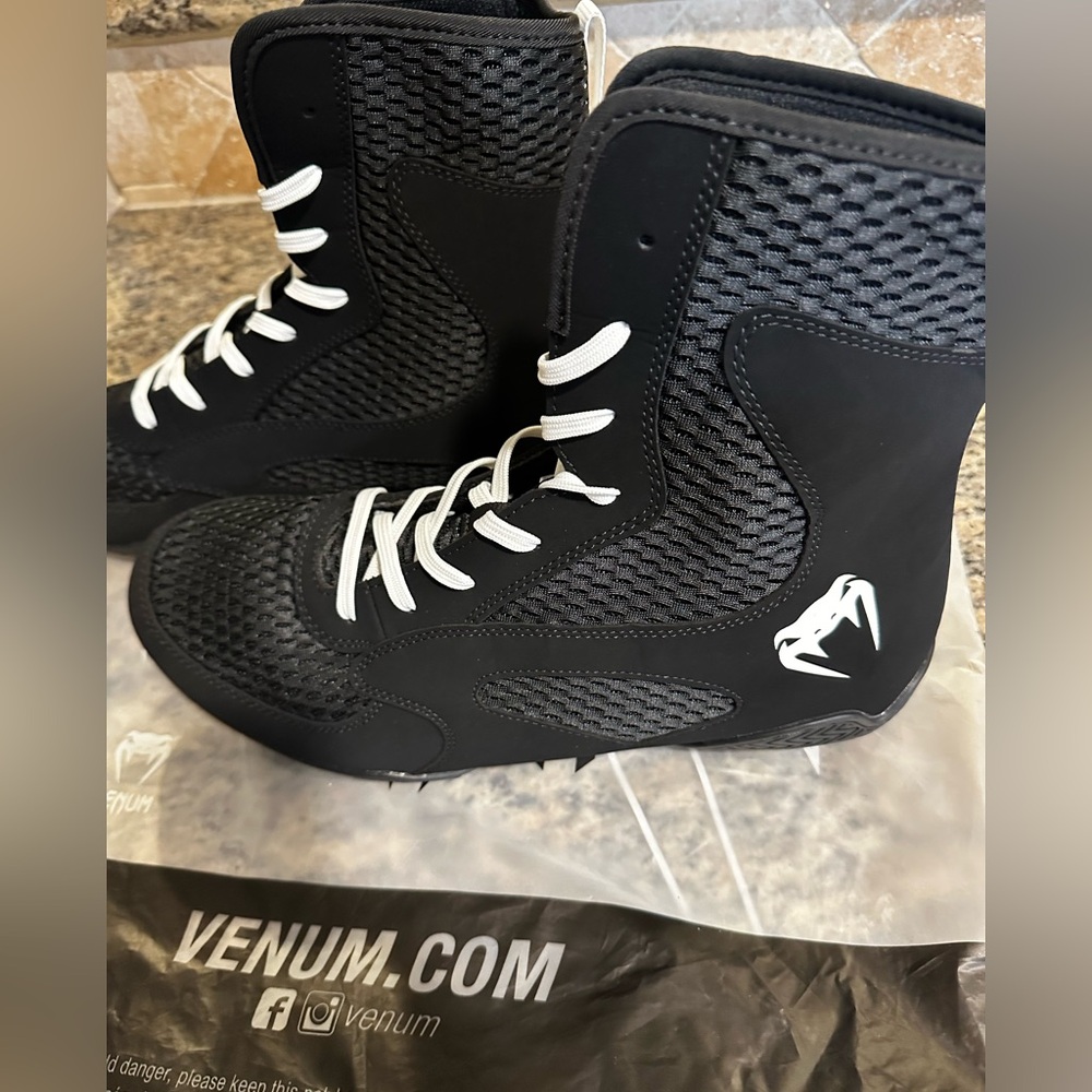 VENUM Contender boxing shoes size 12 - Picture 2 of 5